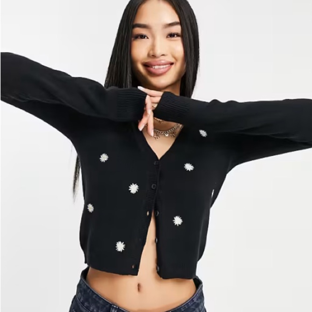 Hollister 2 piece Set Daisy Embroidered Crop Tank Top and Sweater